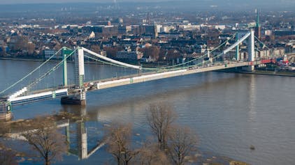 Die Mülheimer Brücke und der Rhein von oben fotografiert