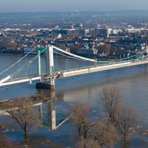 Die Mülheimer Brücke und der Rhein von oben fotografiert