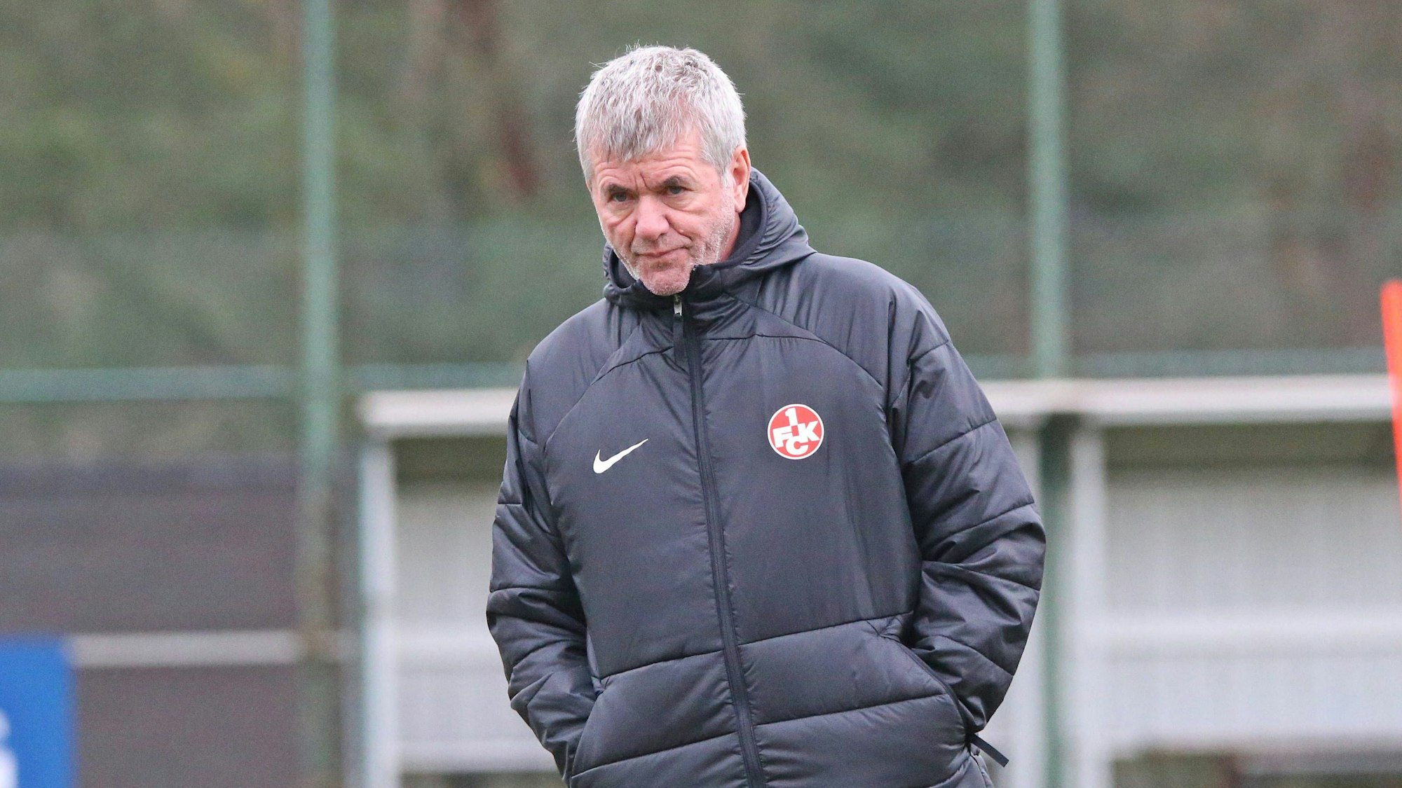 Kaiserslauterns Cheftrainer Friedhelm Funkel steht auf dem Trainingsplatz.