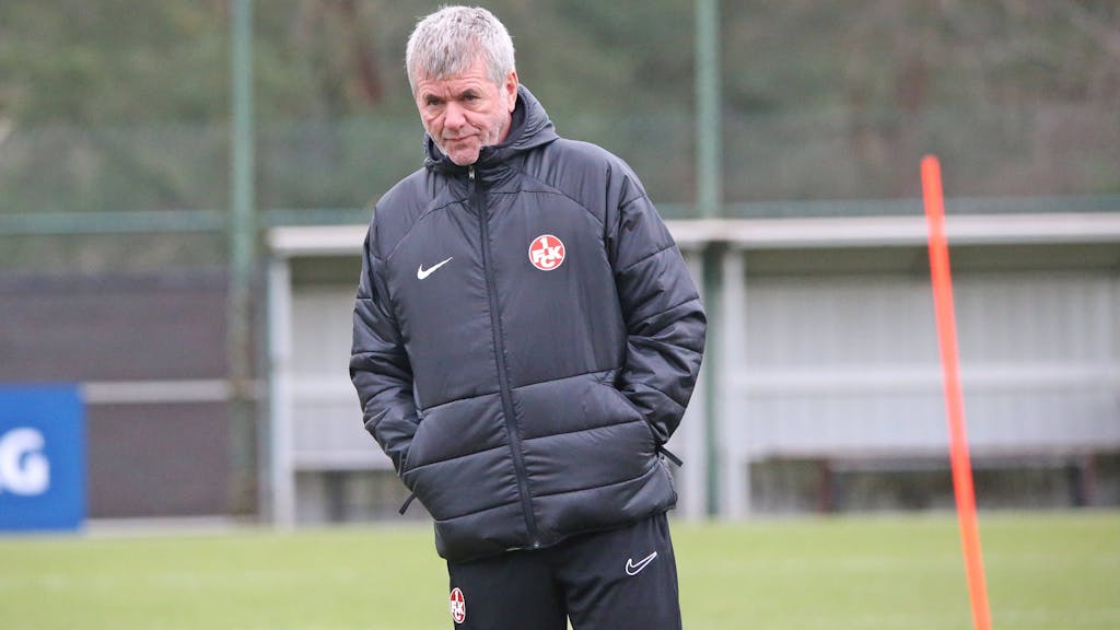 Kaiserslauterns Cheftrainer Friedhelm Funkel steht auf dem Trainingsplatz.