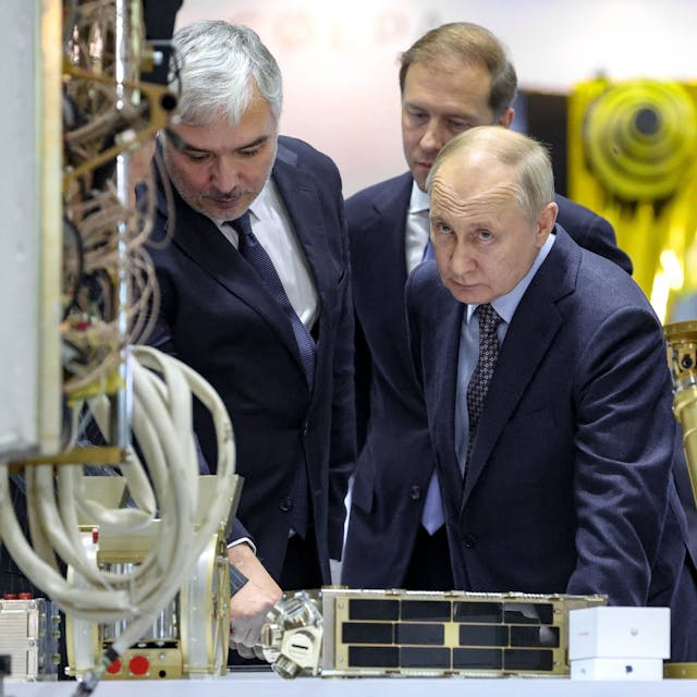 Russlands Präsident Wladimir Putin und Russlands Industrie- und Handelsminister Denis Manturow besuchen eine Raumfahrtfabrik in Koroljow.