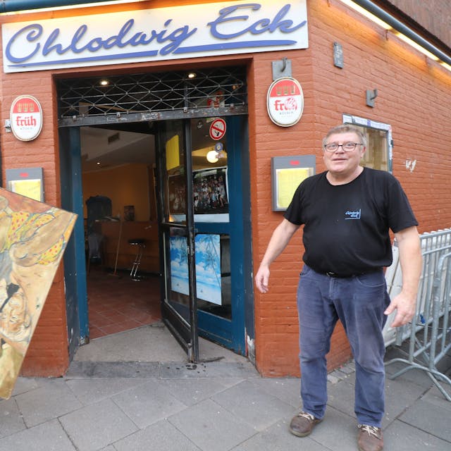 Am Chlodwig Eck in der Südstadt wird renoviert. Wirt Robert Hilbers packt mit an.
