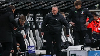 Roland Virkus springt von der Borussia-Ersatzbank auf.