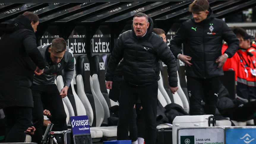Roland Virkus springt von der Borussia-Ersatzbank auf.