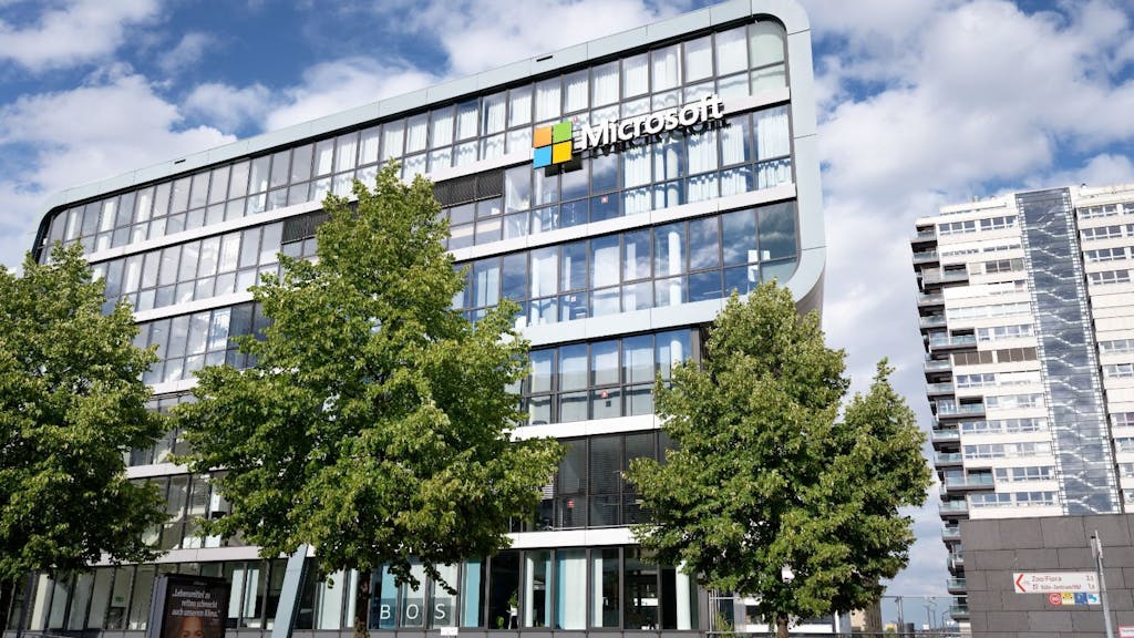 Microsoft-Gebäude am Kölner Rheinauhafen in der Sonne.