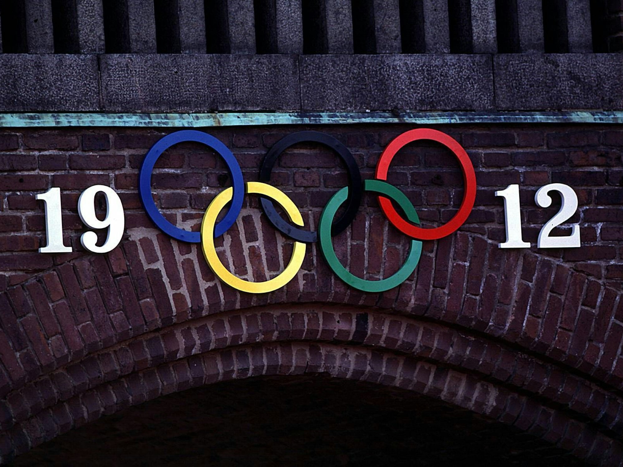 Jahreszahl und Olympische Ringe am Eingang zum Stadion in Stockholm