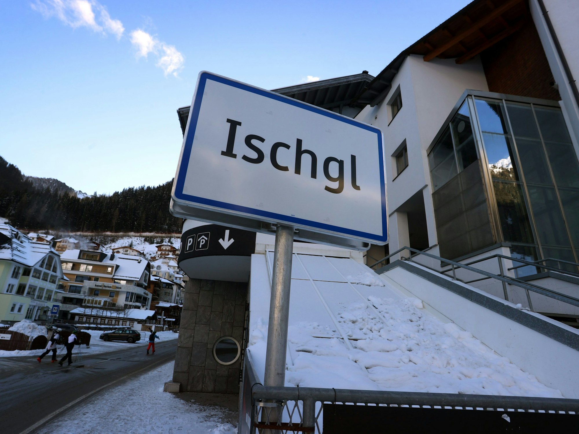 Ein Ortsschild von Ischgl steht nahe der Silvrettabahn.