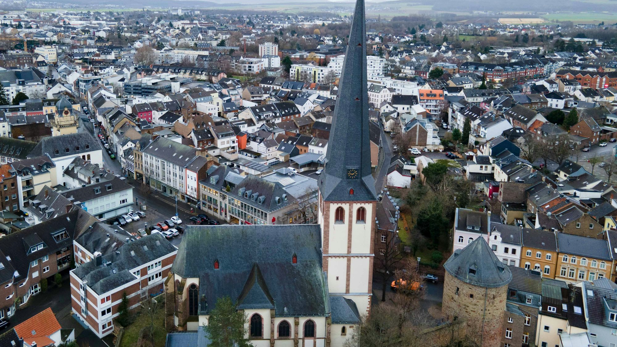 Das Drohnenfoto zeigt die Euskirchener Innenstadt aus der Luft.