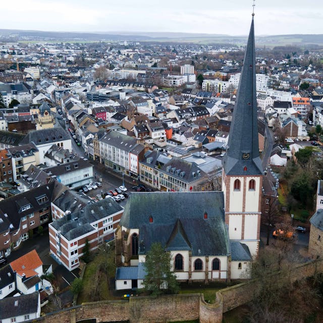 Das Luftbild zeigt die Euskirchener Innenstadt, im Vordergrund ist die Kirche St. Martin zu sehen.