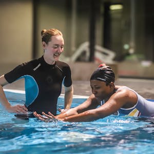 Trainerin Meghan Wagner mit einer Teilnehmerin des Anfängerschwimmkurses im Hallenbad Wiembachtal.