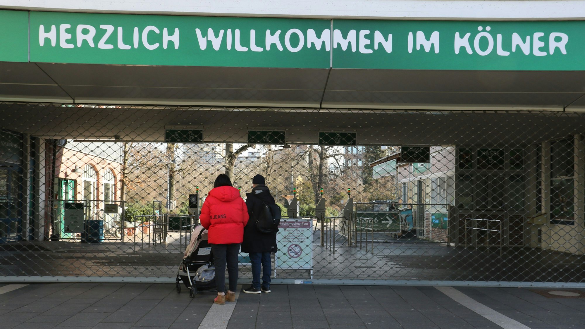 Ein Hinweisschild vor dem Haupteingang des Kölner Zoos vertröstet die Besucher.