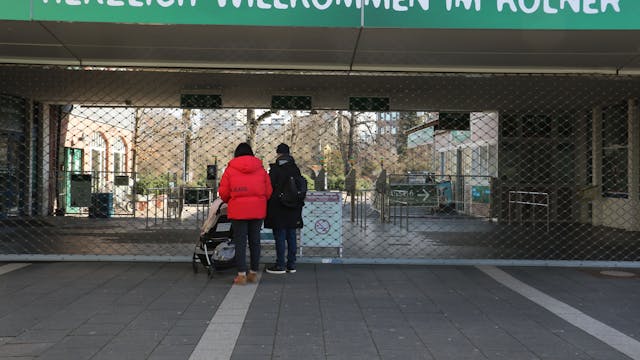 Ein Hinweisschild vor dem Haupteingang des Kölner Zoos vertröstet die Besucher.