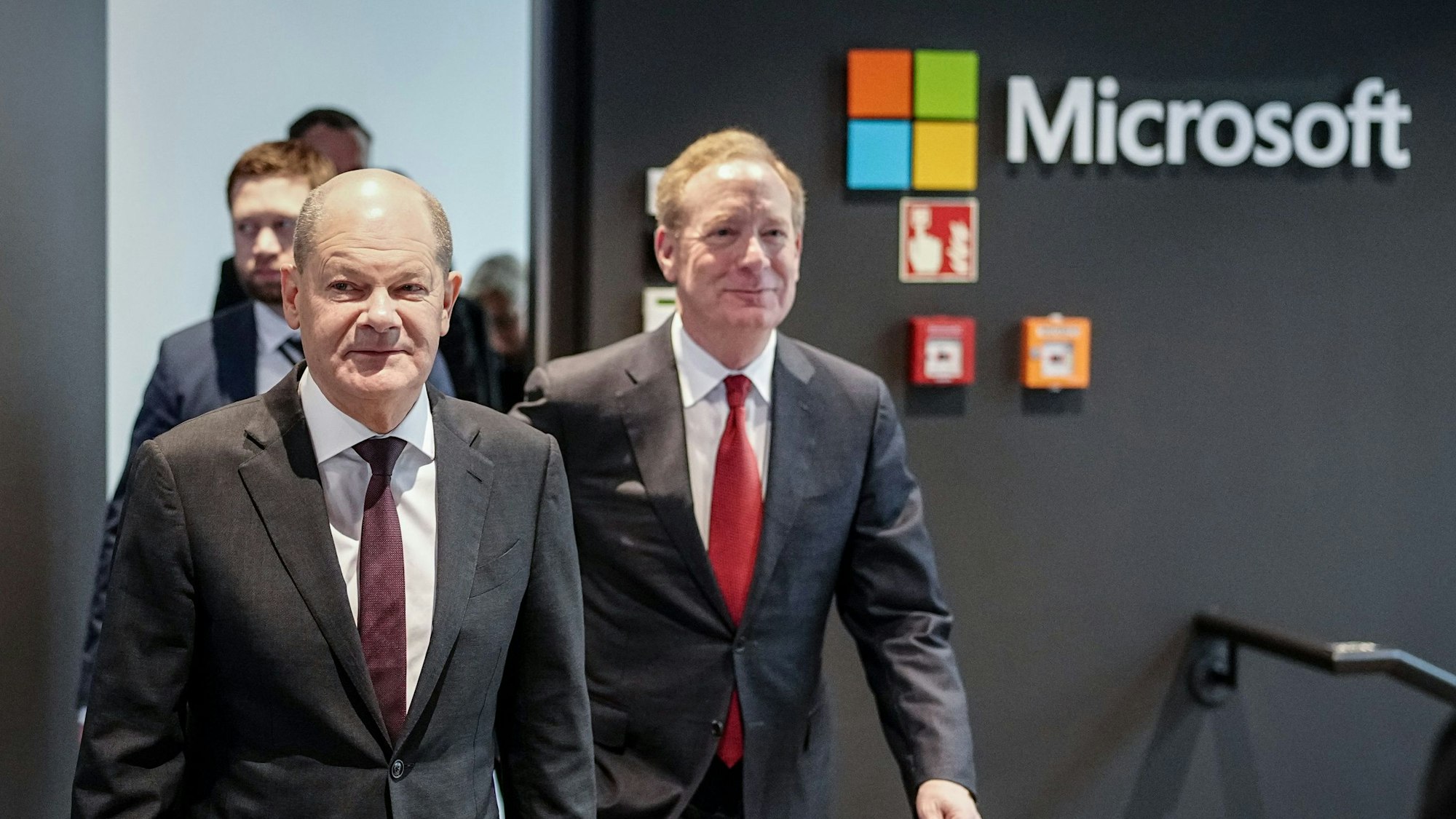 Bundeskanzler Olaf Scholz (SPD) und Microsoft-Präsident Brad Smith (rechts) am Donnerstag in Berlin.