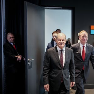 Bundeskanzler Olaf Scholz (SPD) und Microsoft-Präsident Brad Smith (rechts) am Donnerstag in Berlin.