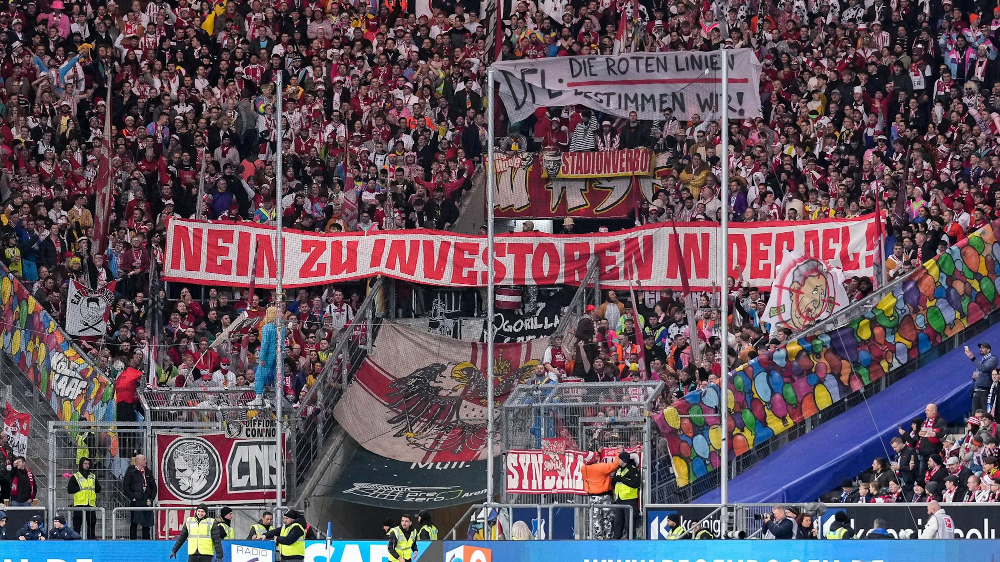 Die Fans vom 1. FC Köln zeigen in der Fankurve ein Banner, Spruchband mit der Aufschrift: DFL - Die roten Linien bestimmen wir und Nein zu Investoren in der DFL, Fans, Ultras Publikum, Zuschauer, Stimmung, Atmosphäre, Stadion, Protest, Protestaktion gegen die DFL und den geplanten Einstieg eines Investors.