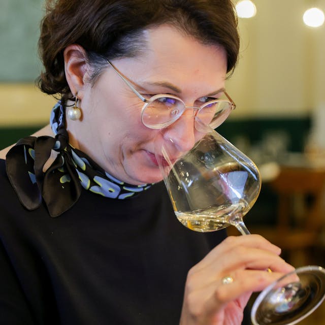 Romana Echensperger riecht an einem Glas mit Weißwein