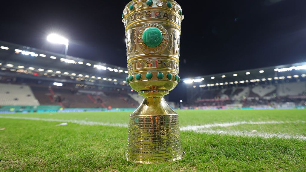 Der DFB-Pokal steht am Millerntor auf dem Rasen.