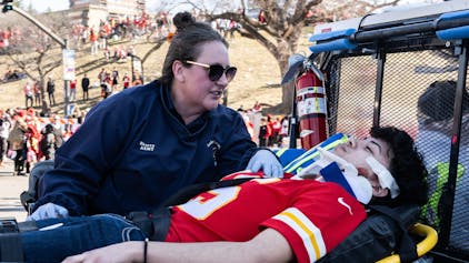 Ein verletzter Fan wird in Kansas City abtransportiert: Mindestens ein Mensch starb bei den Schüssen auf der Siegesparade.