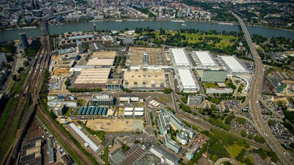 Luftbild von der Messe Köln mit Neubauten der MesseCity.