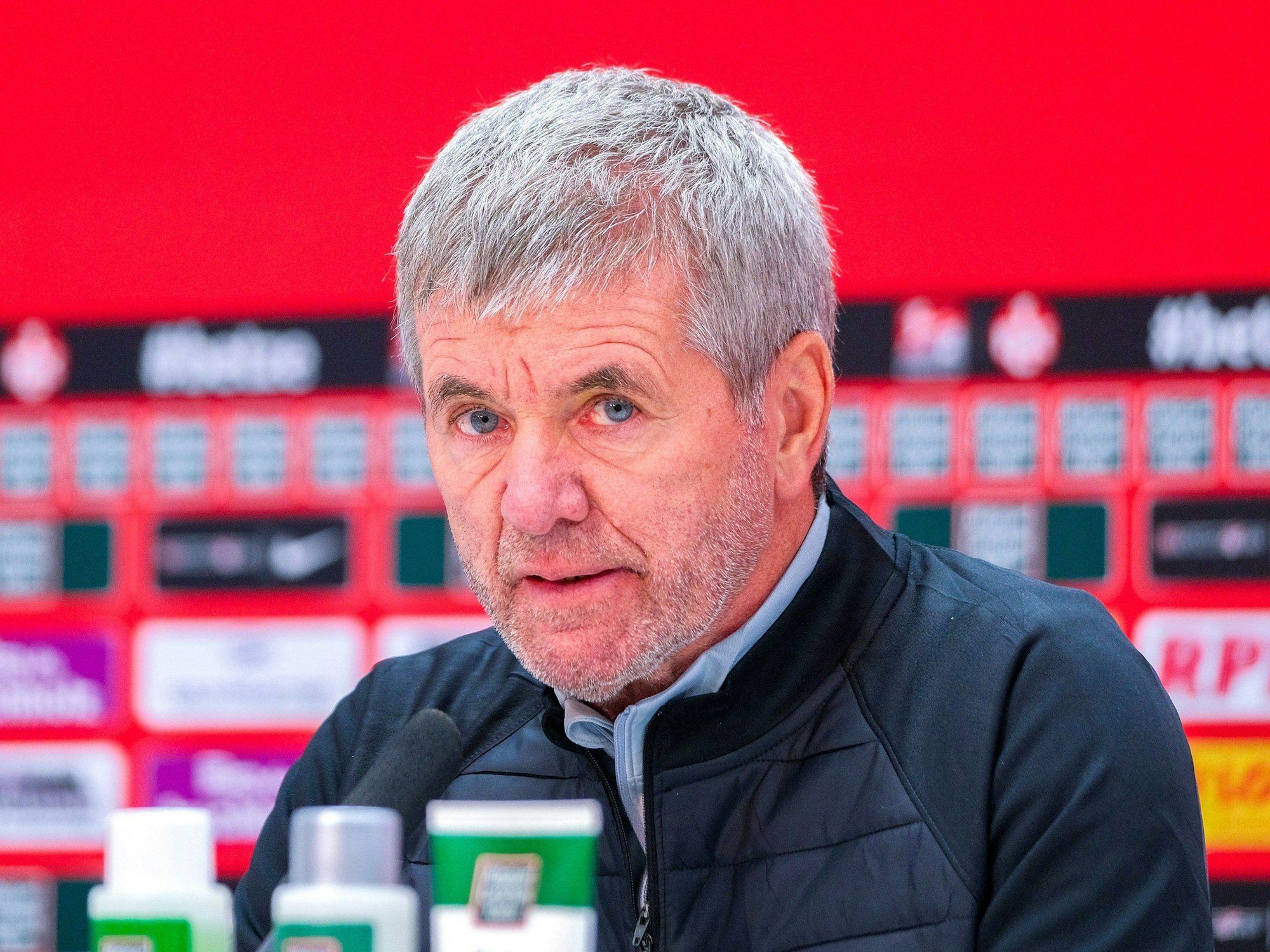 Friedhelm Funkel spricht als neuer Trainer des 1. FC Kaiserslautern zu Medienvertretern.