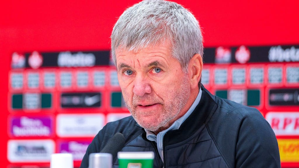 Friedhelm Funkel spricht als neuer Trainer des 1. FC Kaiserslautern zu Medienvertretern.