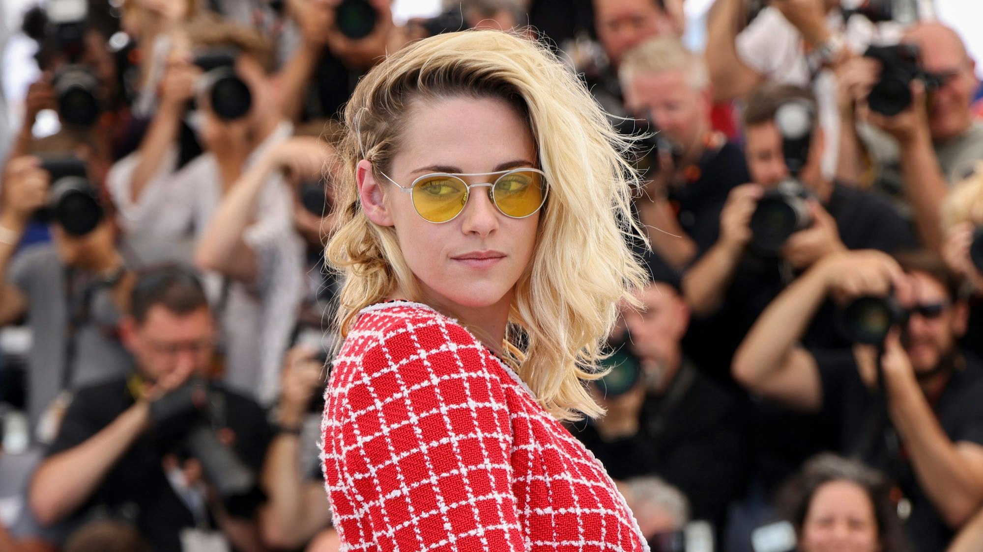 Kristen Stewart vor etlichen Fotografinnen und Fotografen bei den Filmfestspielen in Cannes 2022