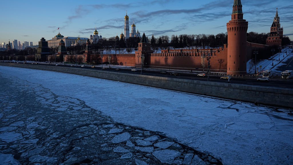Der zugefrorene Moskwa-Fluss und der Kreml sind während des Sonnenuntergangs Anfang Januar zu sehen.