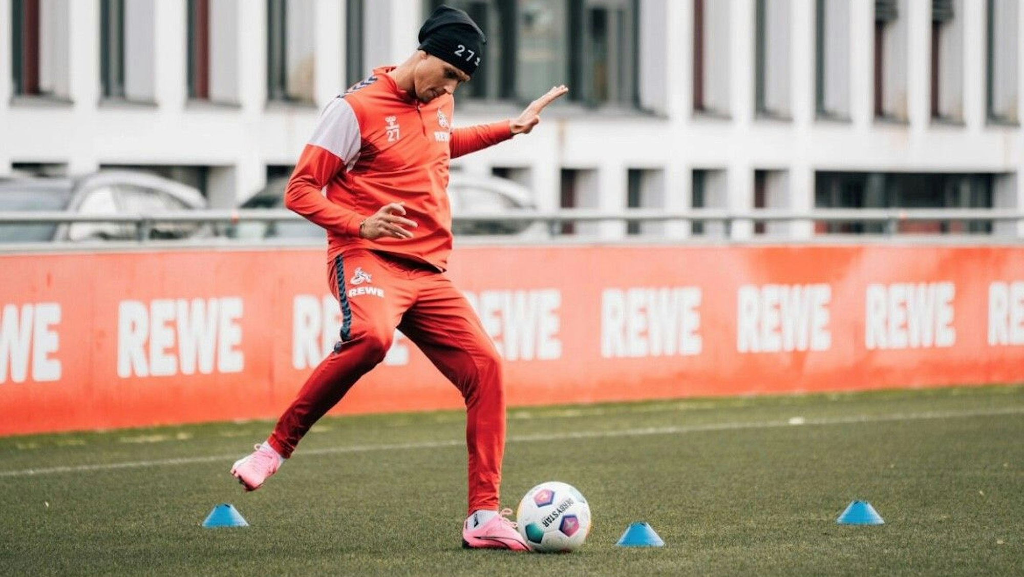 FC-Stürmer Davie Selke hat nach seiner Fußverletzung am Donnerstag erstmals wieder auf dem Platz am Geißbockheim trainiert.