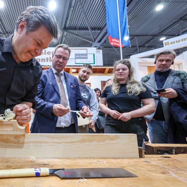 Robert Habeck (Grüne) besuchte am Dienstag einen Stand einer Tischlerei auf der Mitteldeutschem Handwerkermesse.