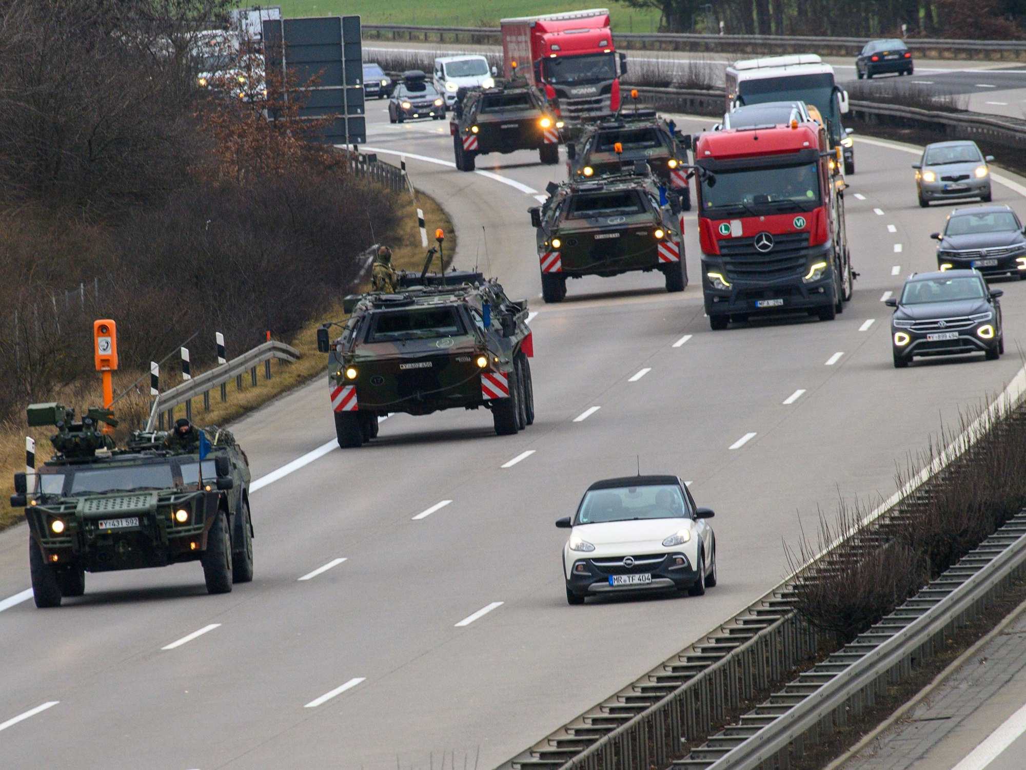 Fahrzeuge der Bundeswehr rollen im dichten Verkehr über die brandenburgische Autobahn A2: Ein großer Militärverband der britischen Streitkräfte fährt mit mehreren hundert Fahrzeugen über NRW bis zur polnischen Grenze.