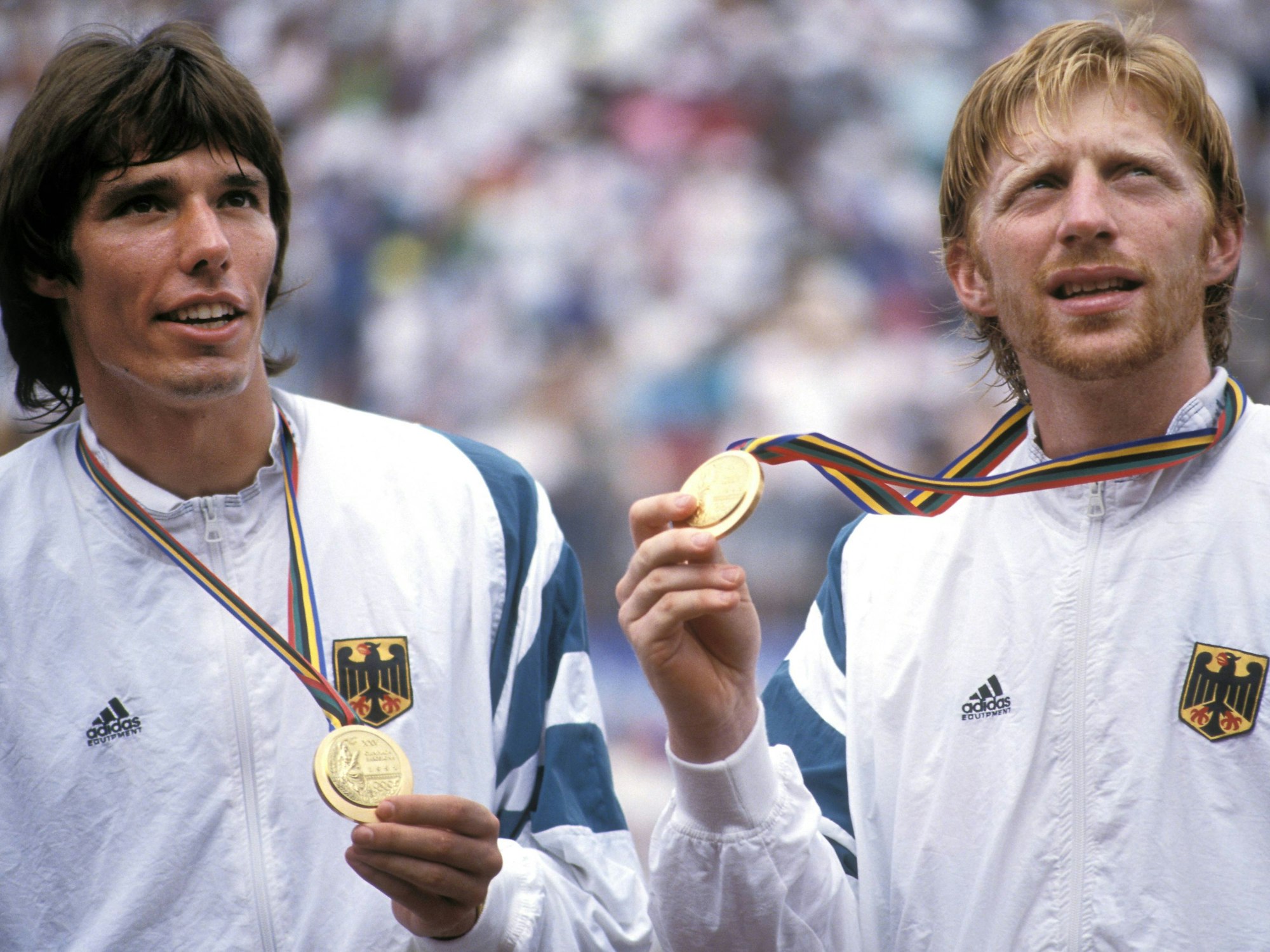 Michael Stich und Boris Becker zeigen ihre olympischen Goldmedaillen.