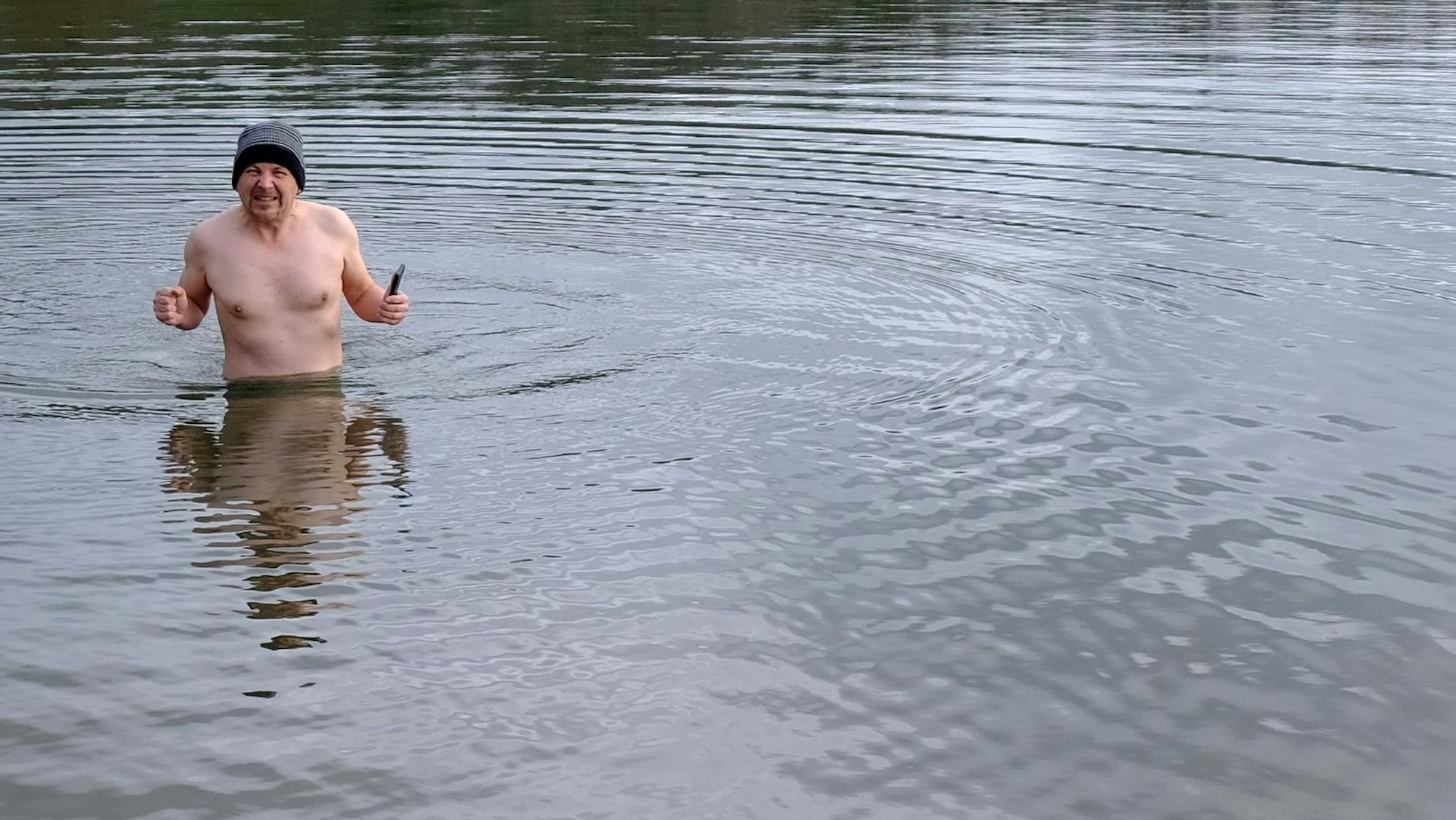 RRG-Redakteur Thorsten Wirtz steht bis zum Bauch im kalten Wasser des Freilinger Sees.