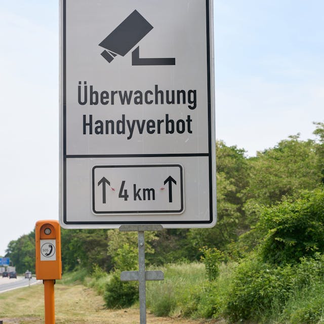 Ein Schild an der Autobahn A60 bei Mainz weist auf den Einsatz eines neuartigen Systems zur Feststellung von Handyverstößen am Steuer hin.