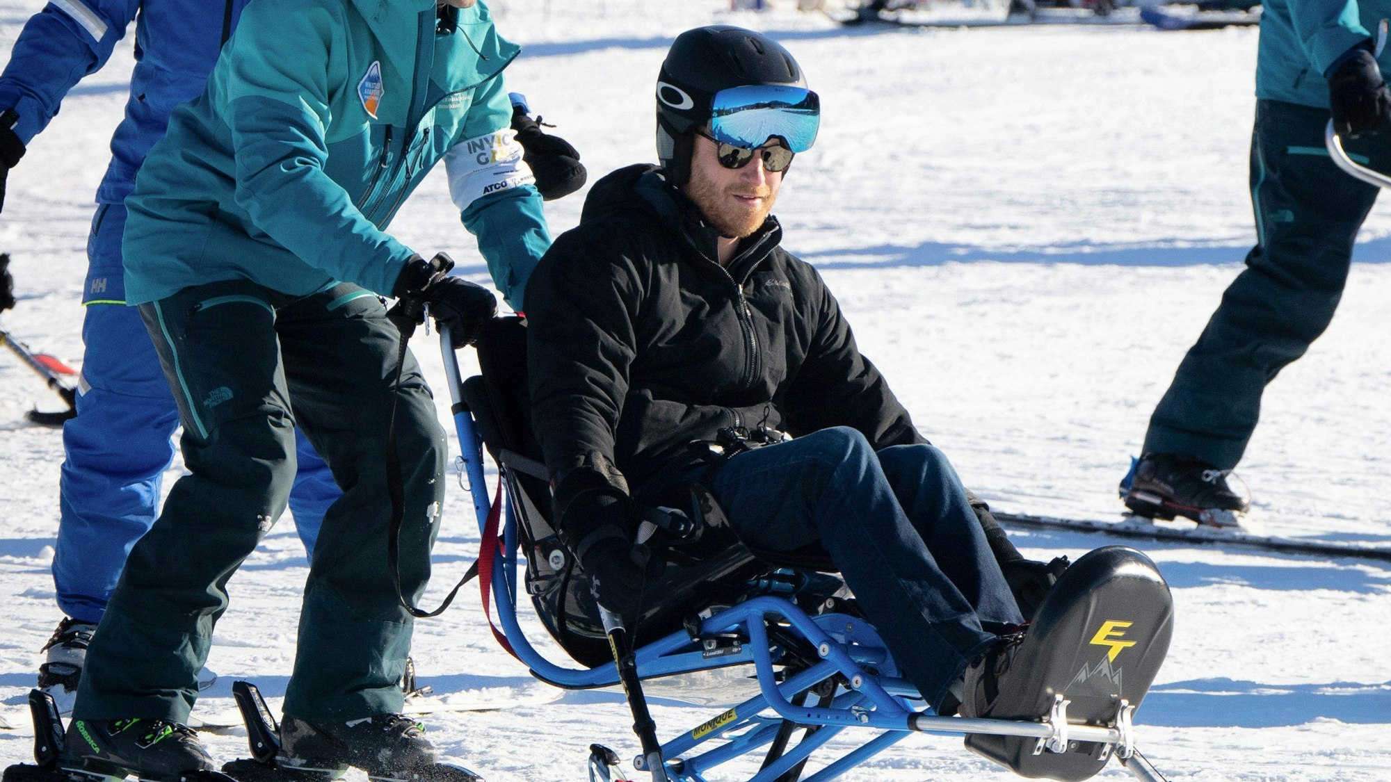 Prinz Harry fährt einen Para-Ski in Whistler, Kanada.