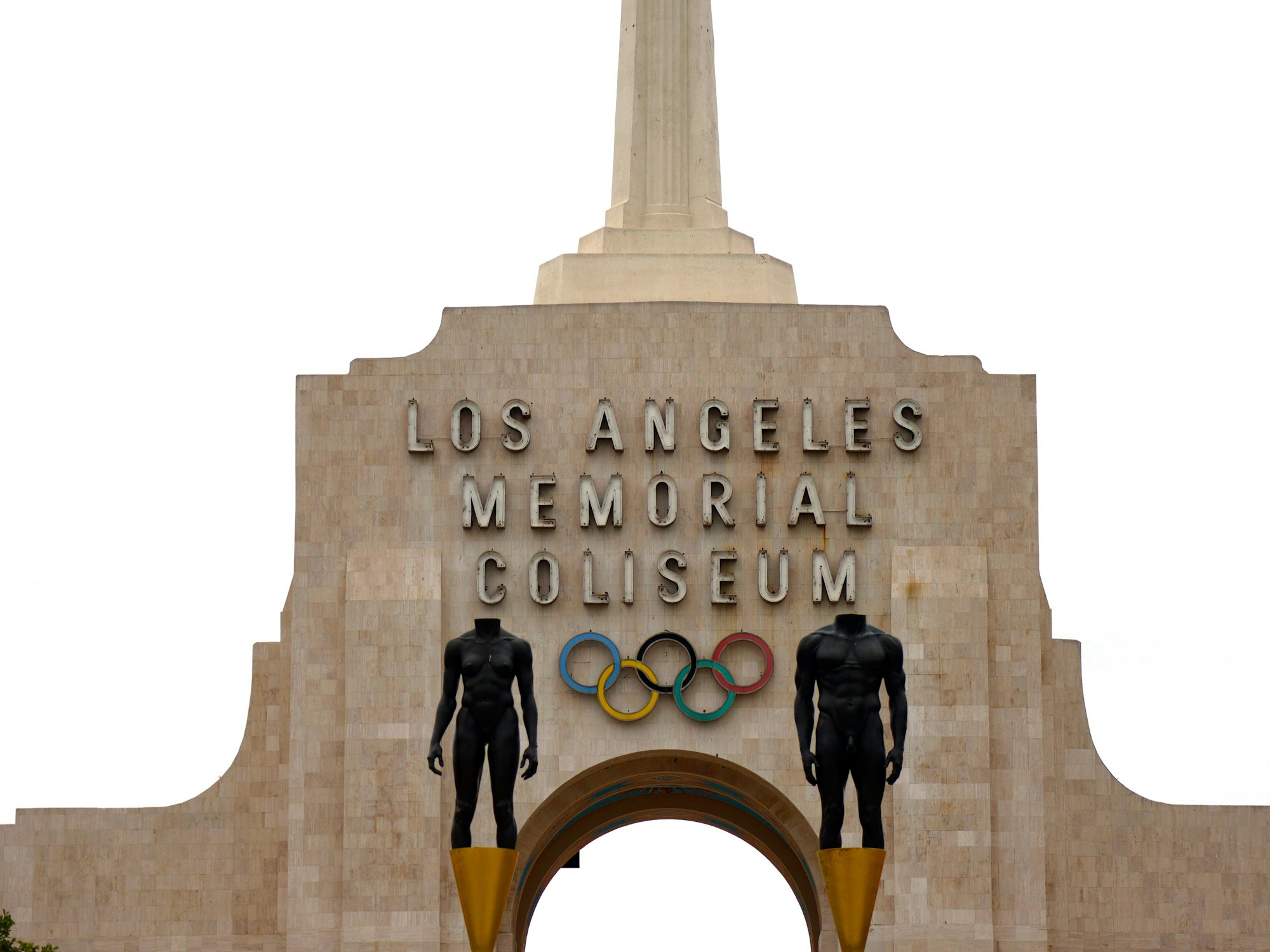Der Eingang des Los Angeles Memorial Coliseum. Im Vordergrund eine weibliche kopflose und eine männliche kopflose Statue.