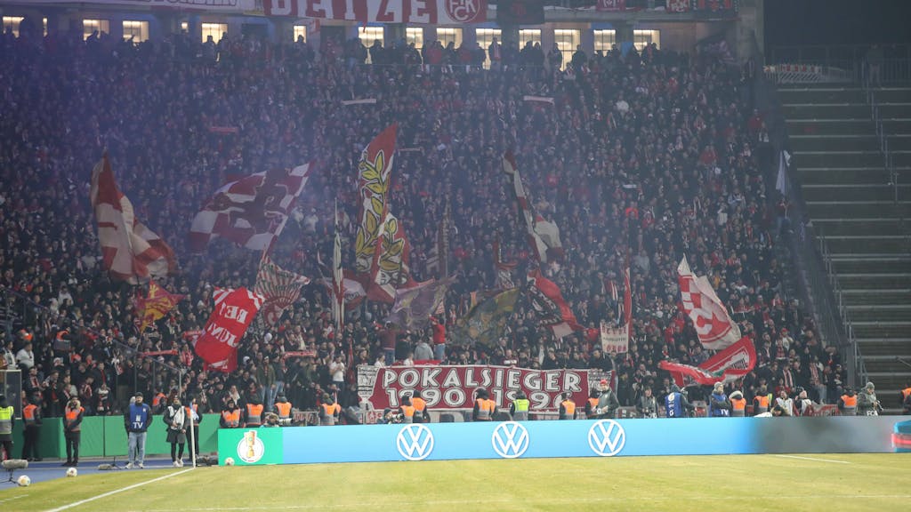 Fans des 1. FC Kaiserslautern auf der Tribüne im Olympiastadion in Berlin.&nbsp;