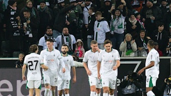 Borussia-Spieler feiern einen Treffer gegen Wolfsburg.