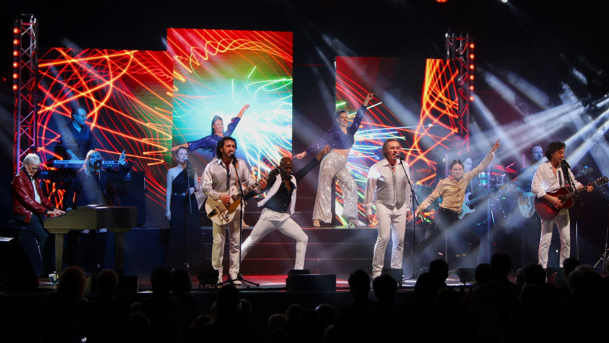 Darsteller und Musiker des Bee-Gees-Musicals stehen auf einer Bühne
