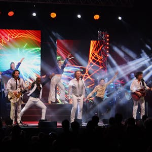 Darsteller und Musiker des Bee-Gees-Musicals stehen auf einer Bühne