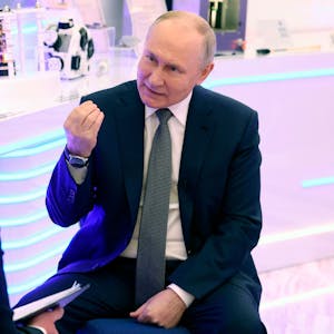 Wladimir Putin spricht während eines Interviews mit dem Korrespondenten des russischen Staatsfernsehens Rossiya 1, Pavel Zarubin, in Moskau. Über Annalena Baerbock hat der russische Präsident nur Kritik übrig.