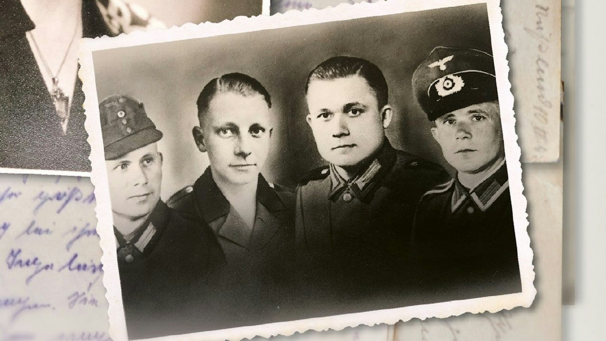 Das Cover von „Aenne und ihre Brüder“ zeigt vier junge Männer in Uniform auf einem Schwarz-Weiß-Foto.
