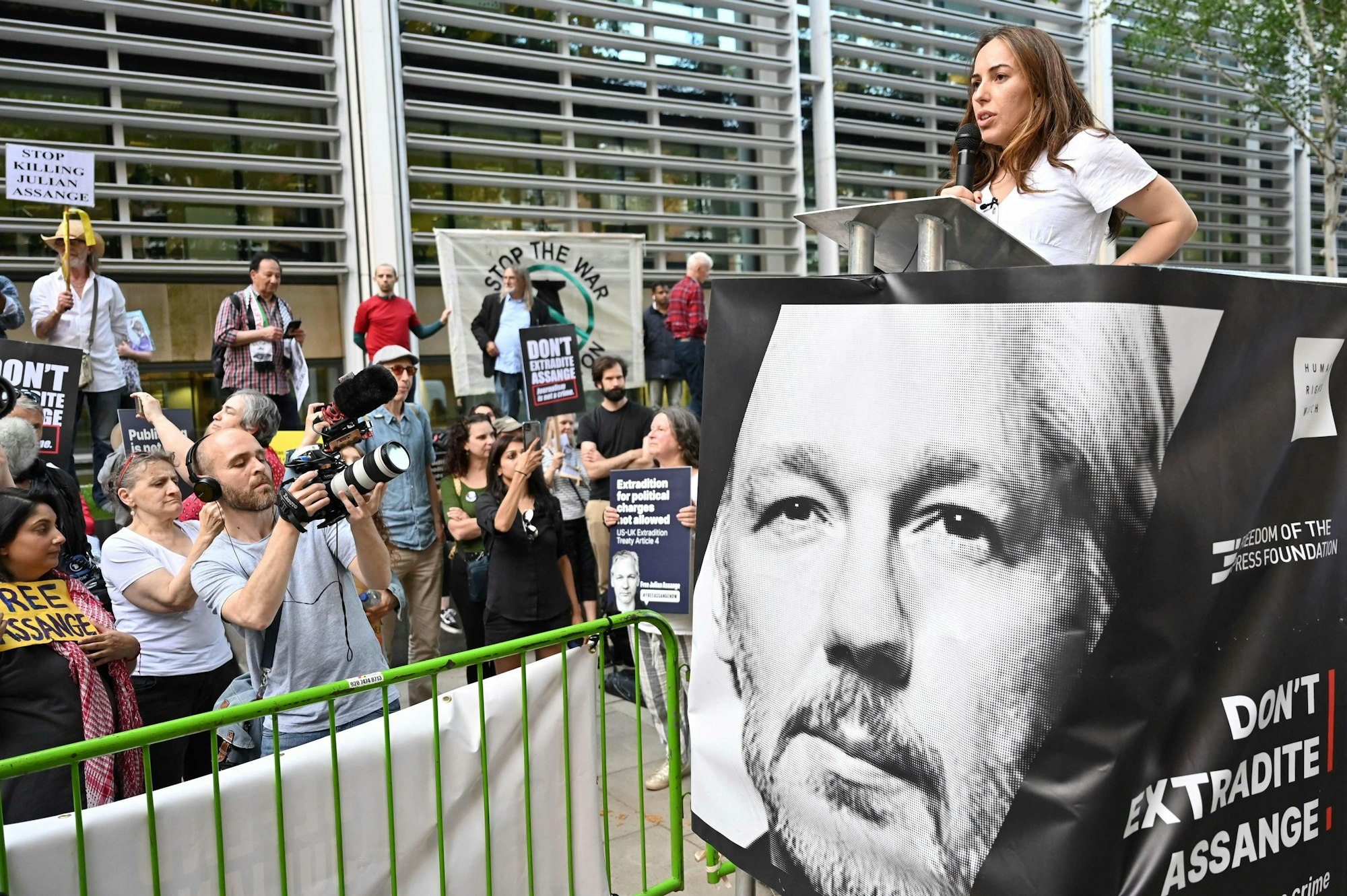 Stella Assange bei einer Demonstration für die Freilassung ihres Mannes in London im Jahr 2022