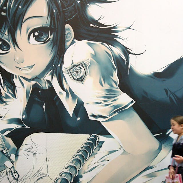 Auf dem Foto ist ein Mädchen zu sehen, das an einer wandfüllenden Zeichnung mit einer Manga-Figur vorbeigeht.