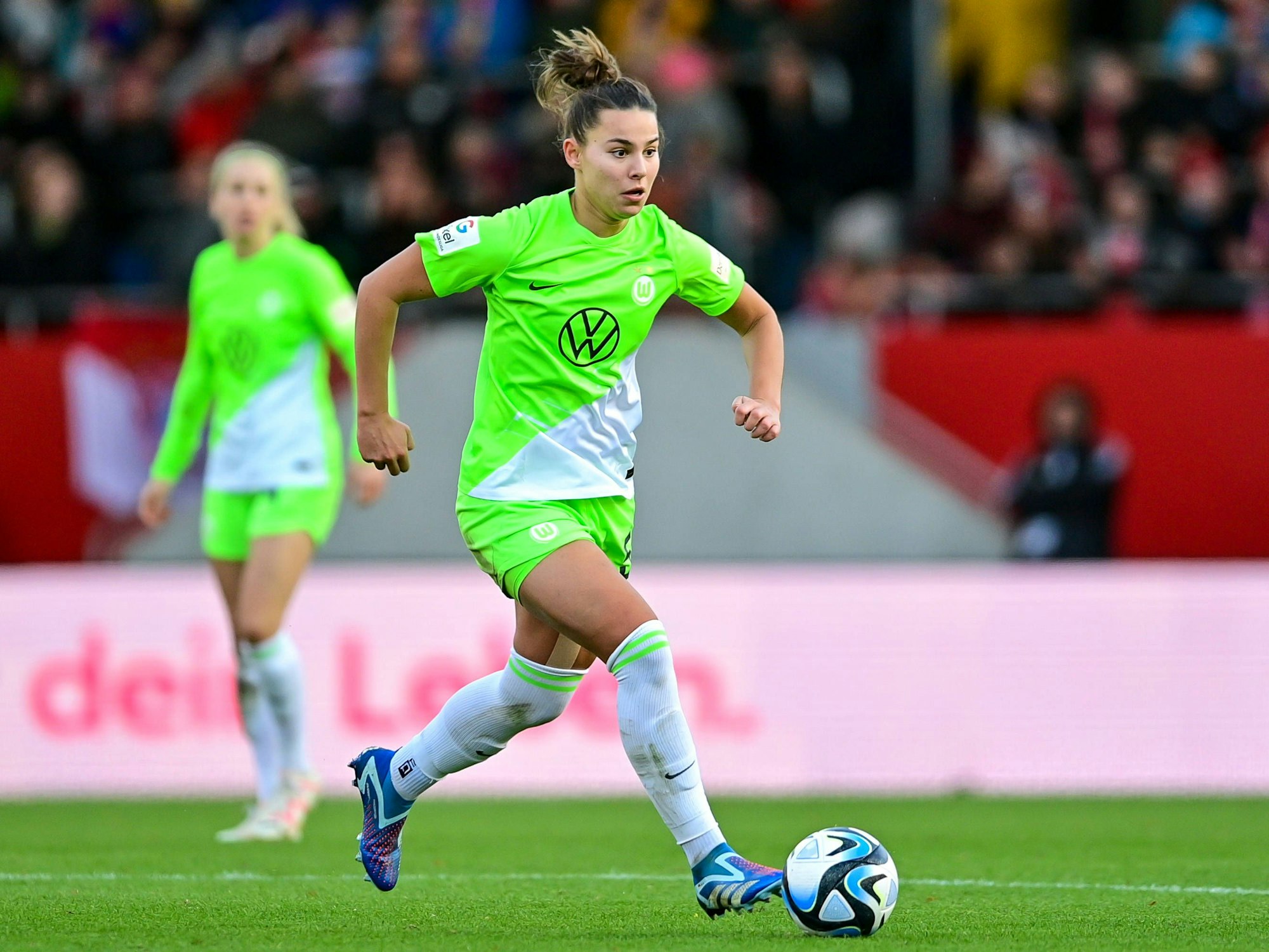 Lena Oberdorf im Trikot des VfL Wolfsburg am Ball.