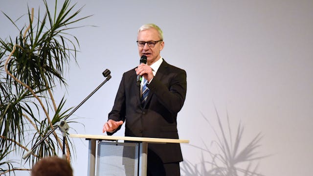 Lindlars Bürgermeister Georg Ludwig bei einer Rede.