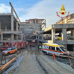 Einsatzkräfte am Unfallort auf einer Baustelle in Florenz.