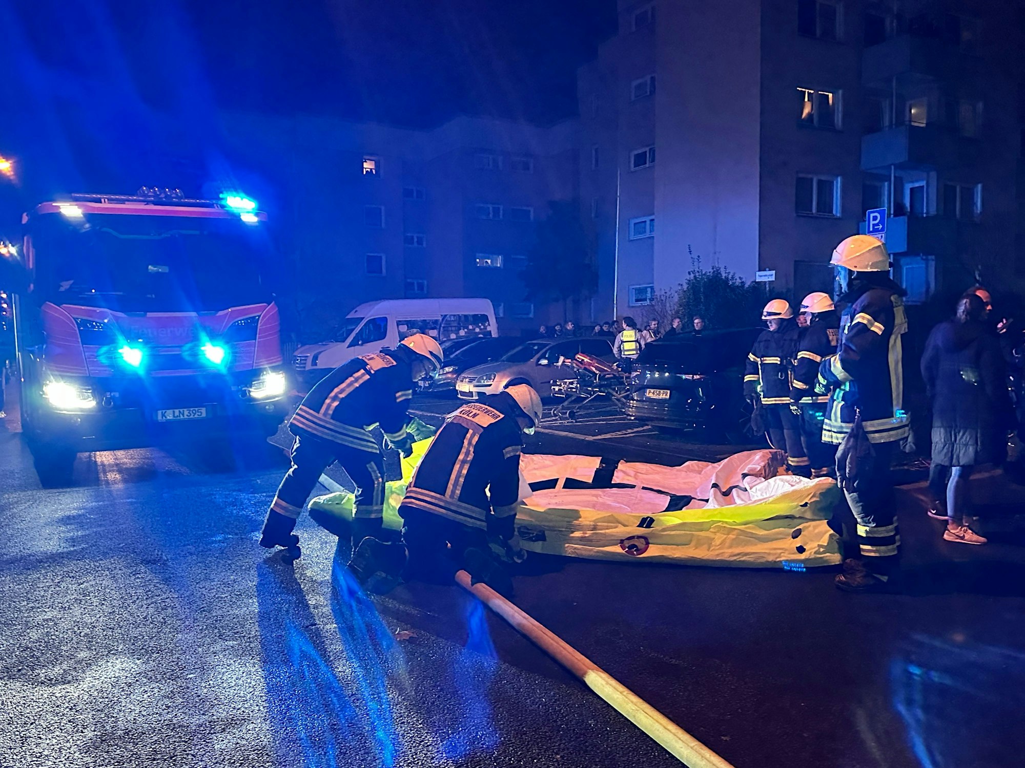 Einsatzkräfte der Kölner Feuerwehr vor einem Haus in Köln-Mülheim: Bei einer Explosion sind 13 Menschen leicht verletzt worden.