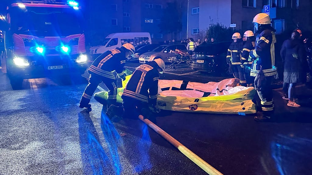 Einsatzkräfte der Kölner Feuerwehr vor einem Haus in Köln-Mülheim: Bei einer Explosion sind 13 Menschen leicht verletzt worden.