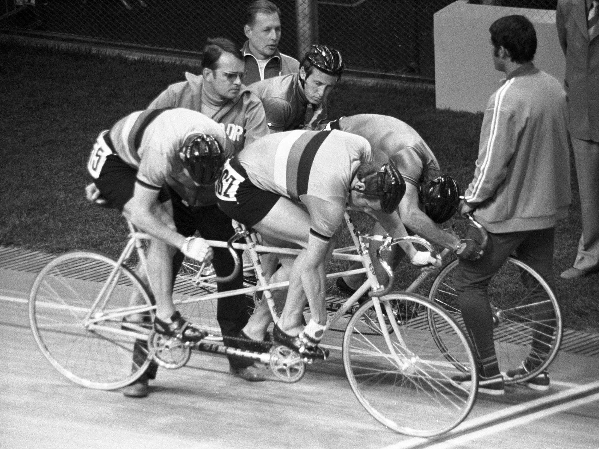 Werner Otto (re.) und Jürgen Geschke (beide DDR) kurz vor dem Start gegen Geoffrey Cooke und David Rowe (beide Großbritannien)