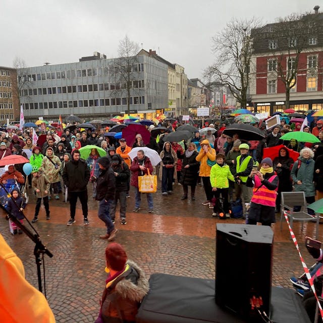 Etwa 500 Menschen haben am Freitagnachmittag auf dem Konrad-Adenauer-Platz in Bergisch Gladbach gegen Rechtsextremismus protestiert.
